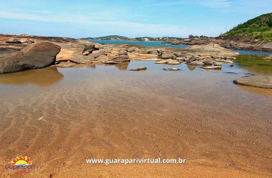Piscina natural rasa e cristalina entre as pedras da Praia Recanto dos Amores, em Guarapari