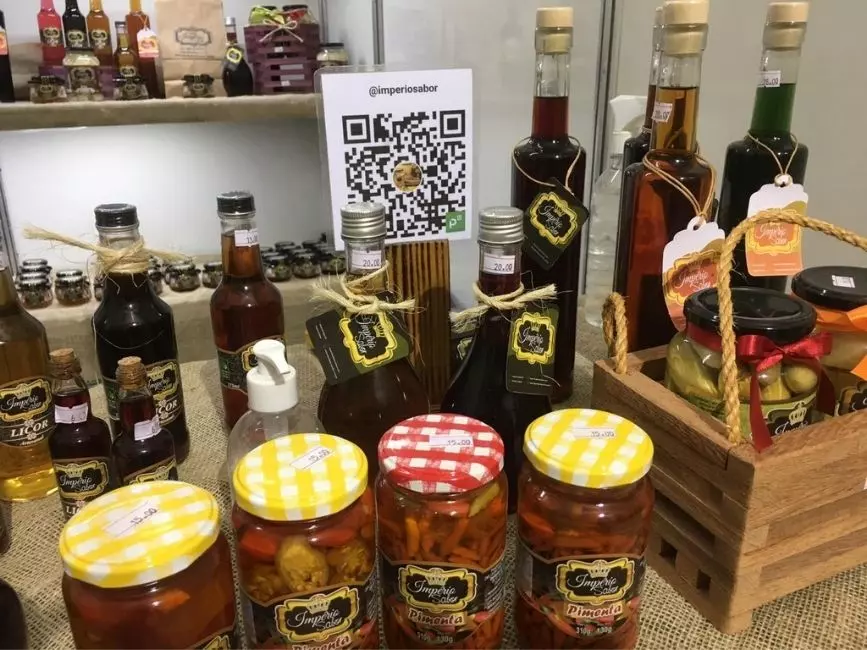 Potes de pimenta, licores e conservas de produtores rurais capixabas &agrave; venda na Feinartg, em Guarapari
