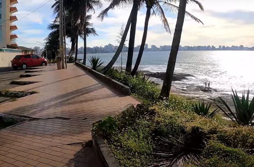 Cal&ccedil;ad&atilde;o com coqueiros &agrave; beira-mar no caminho entre a Praia das Virtudes e a Praia do Valad&atilde;o, em Guarapari
