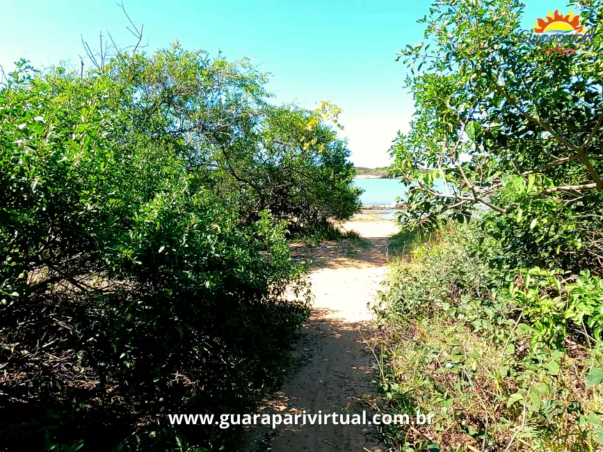 Trilha de areia entre a vegeta&ccedil;&atilde;o de restinga at&eacute; a Praia da Leontina, em Guarapari