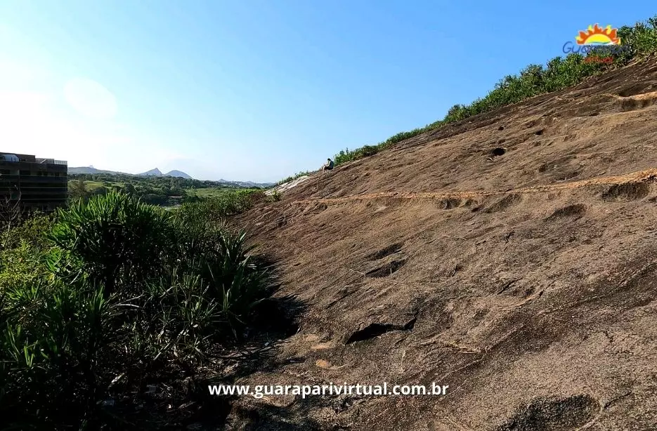 Rocha inclinada da Pedra de Jesus com a vegeta&ccedil;&atilde;o no alto, na Praia do Morro em Guarapari