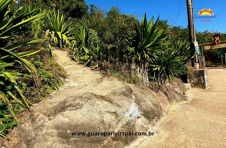 In&iacute;cio da trilha da Pedra de Jesus, sobre a pedra, ao lado da entrada do Parque Morro da Pescaria em Guarapari
