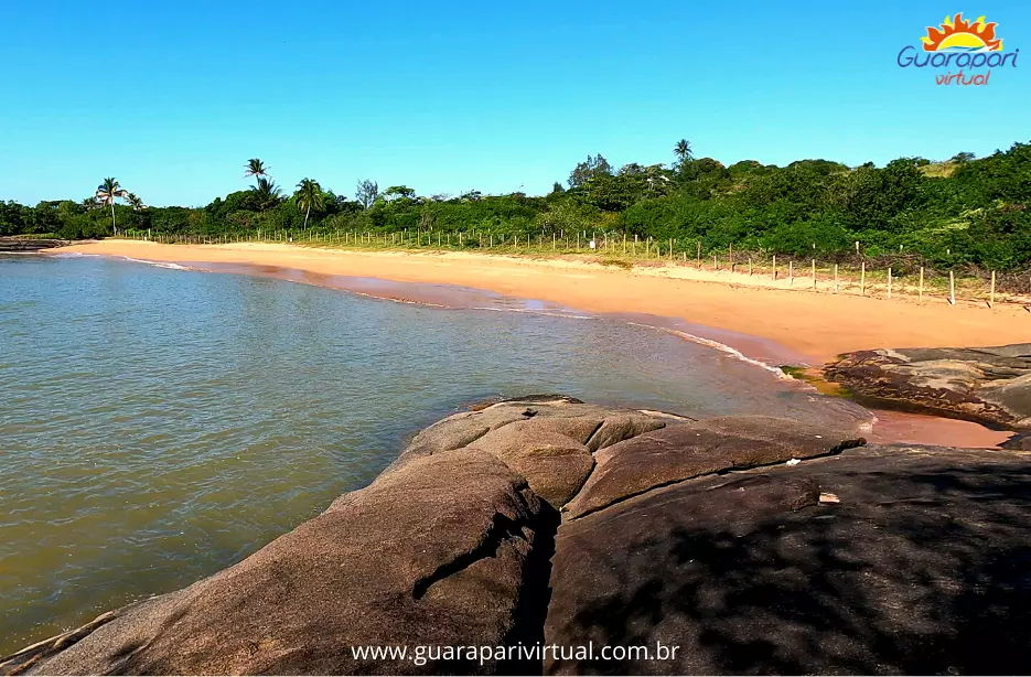 Praia de areia dourada e mar calmo no fim da trilha que sai da Praia do Morcego, nas Tr&ecirc;s Praias, em Guarapari