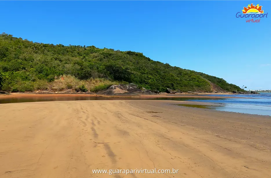 Morro do Una visto do fim da Praia de Santa M&ocirc;nica, em Guarapari