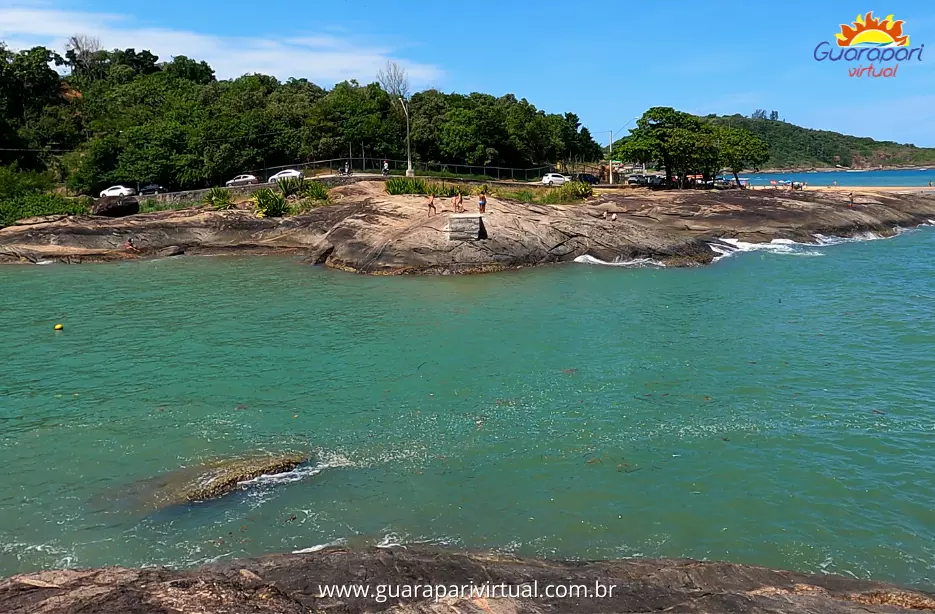 Vista da Praia de Setiba e da Pedra do Mero no fim do passeio pelo Morro do Una, em Guarapari