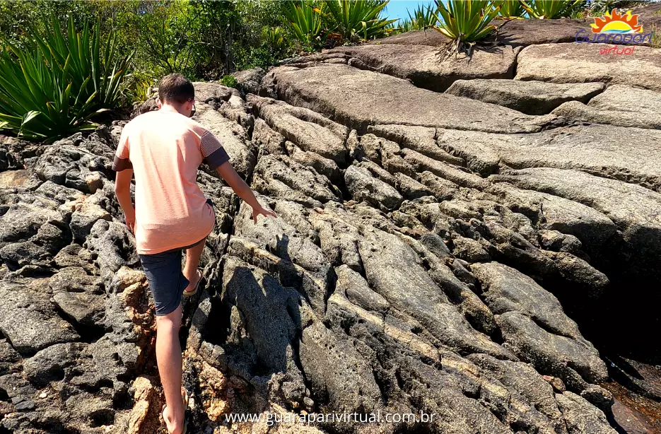 Pedras e obst&aacute;culos no caminho pelo cost&atilde;o do Morro do Una, em Guarapari