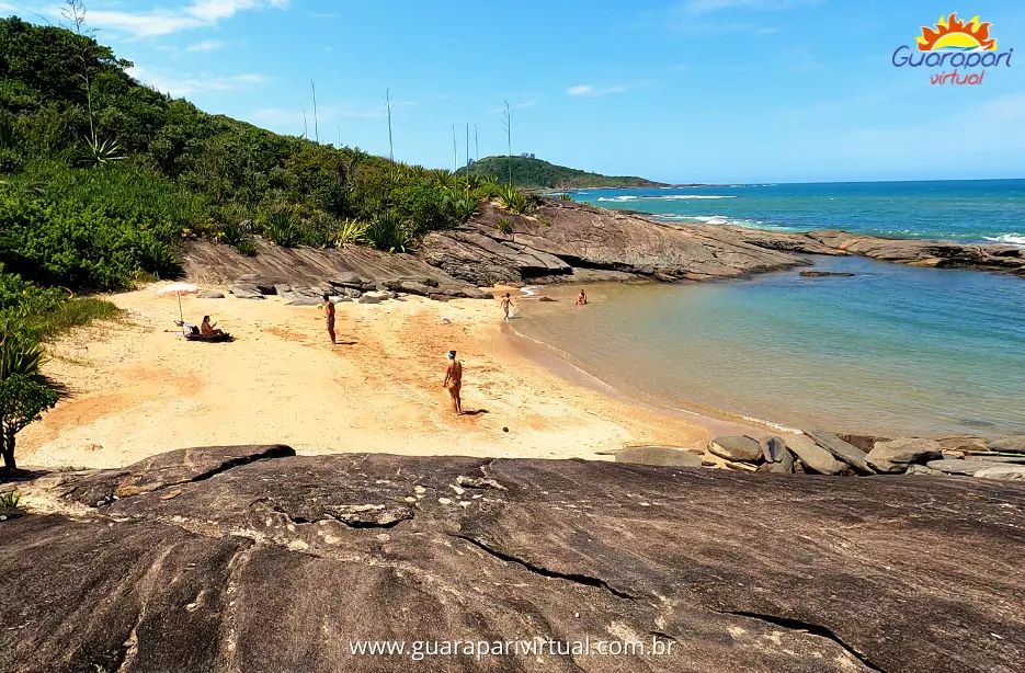 Terceira prainha do Morro do Una, com algumas &aacute;rvores, em Guarapari