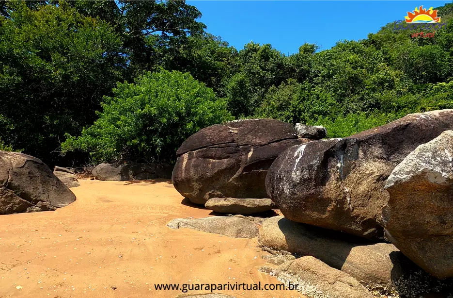 Grandes rochas e vegeta&ccedil;&atilde;o no cost&atilde;o do Morro do Una, no norte de Guarapari
