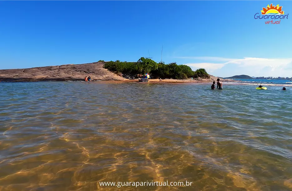 Piscina rasa e transparente do Encontro das &Aacute;guas com a pedra ao fundo, na Praia de Setiba em Guarapari