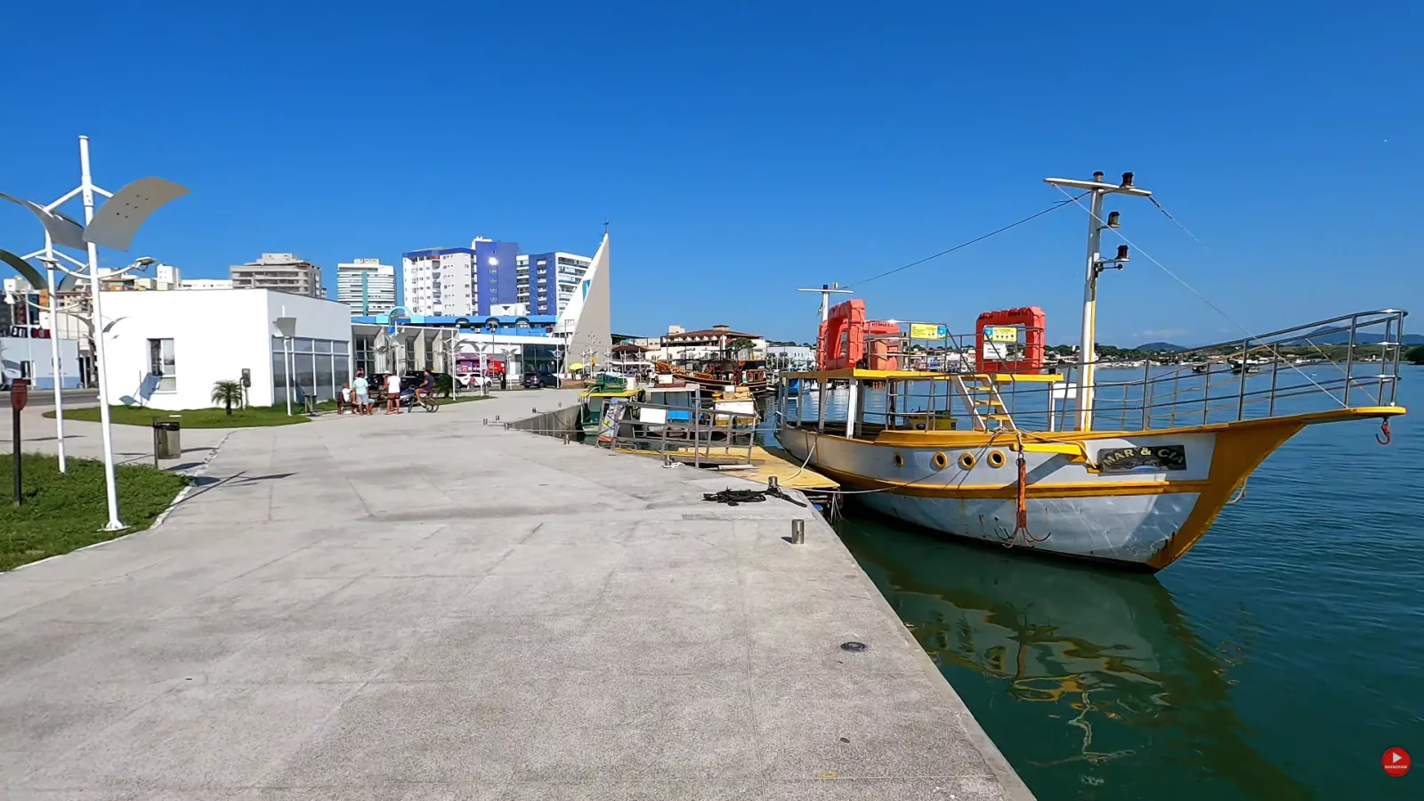 Escuna de passeio amarela atracada no Cais de Guarapari