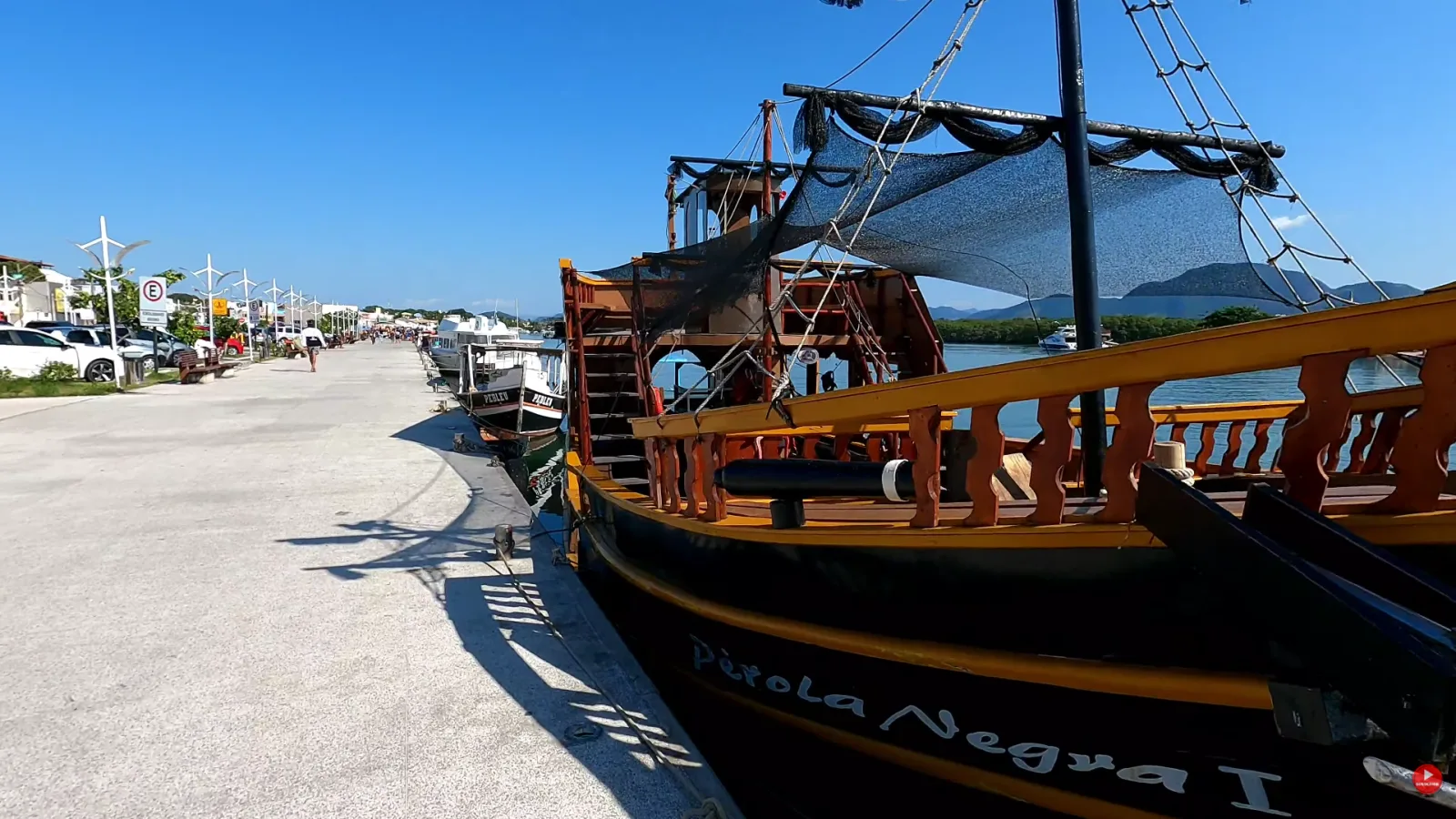 Escuna em forma de navio pirata atracada no Cais de Guarapari