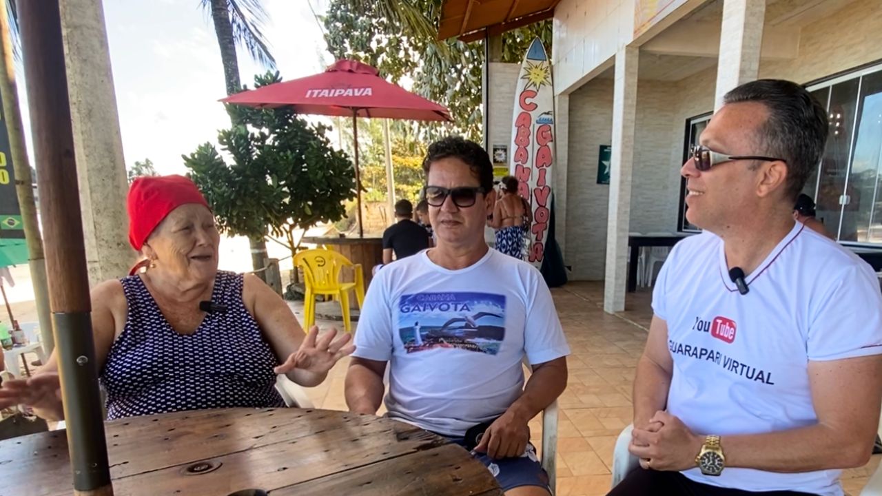 Dona Gracinha e o filho Leonardo, da Cabana Gaivota, em entrevista ao Guarapari Virtual na Praia de Santa M&ocirc;nica