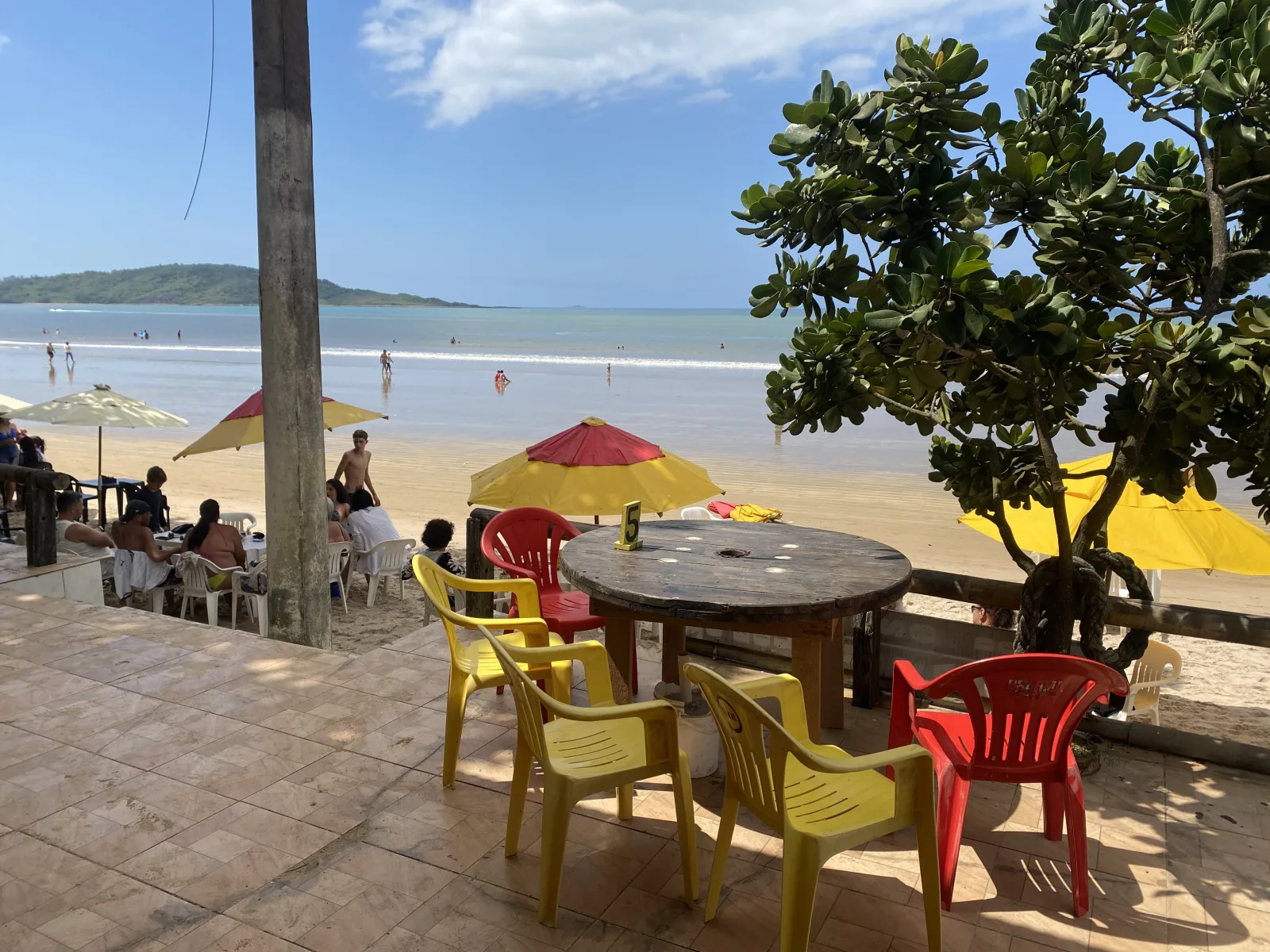 Vista da varanda da Cabana Gaivota para o mar calmo e a ilha da Praia de Santa M&ocirc;nica, Guarapari