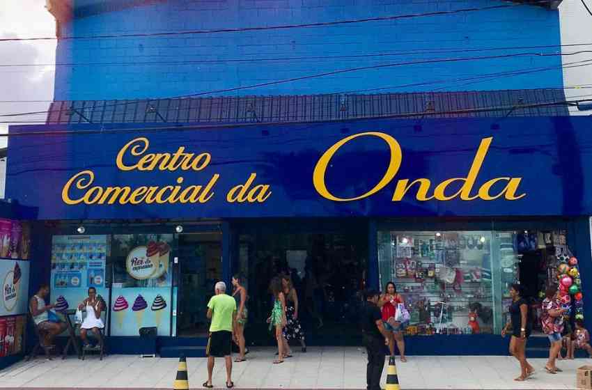 Fachada azul do Centro Comercial da Onda, a Feira da Onda, na orla da Praia do Morro, em Guarapari