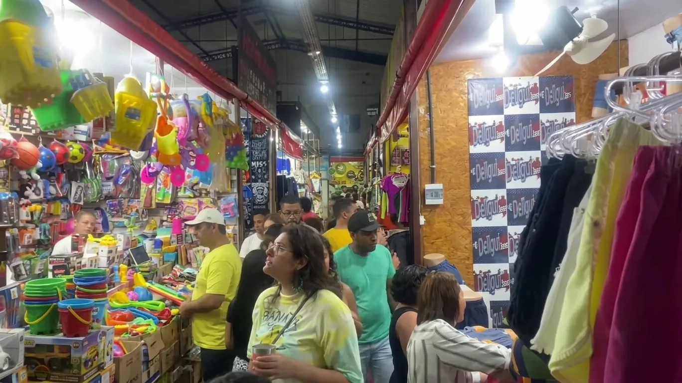 Loja de brinquedos de praia e loja de roupas no corredor do Centro Comercial da Onda, em Guarapari