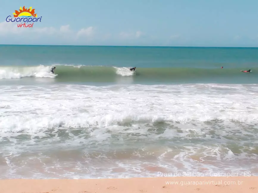 Surfistas nas ondas da Praia de Setib&atilde;o, em Guarapari