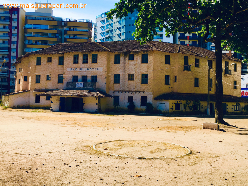 Fachada do Radium Hotel, pr&eacute;dio hist&oacute;rico de tr&ecirc;s andares em frente &agrave; Praia da Areia Preta, em Guarapari