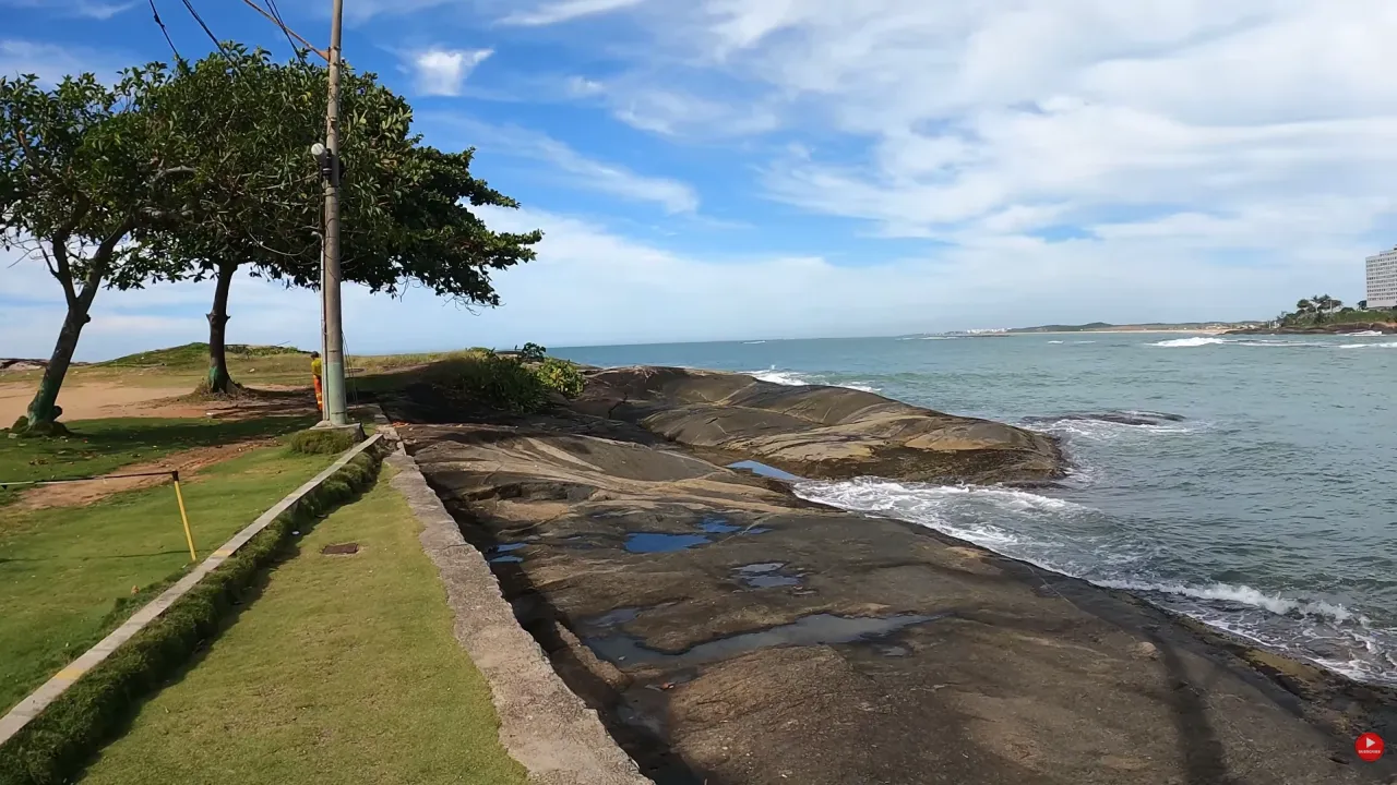 Costão rochoso em volta do Siribeira, em Guarapari, procurado para pescaria
