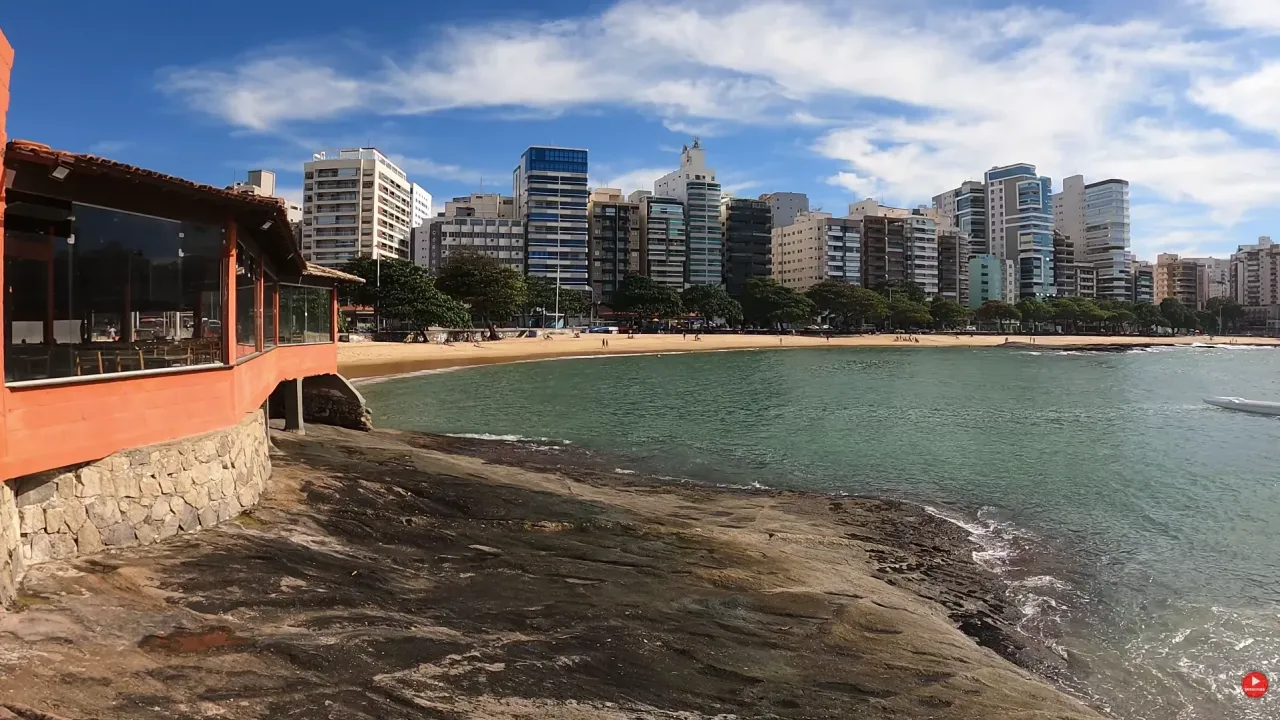 Praia do Meio vista das pedras do Siribeira, com os prédios da orla do Centro de Guarapari