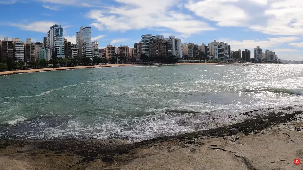 Vista do Siribeira para a Praia das Castanheiras, o recife natural e a Praia dos Namorados, no Centro de Guarapari