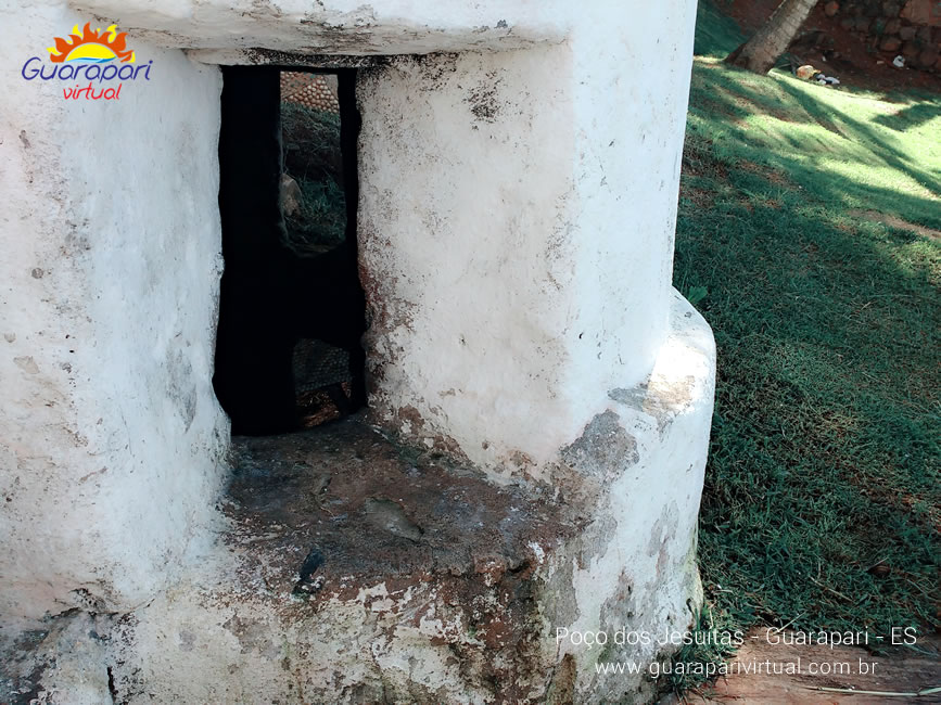 Detalhe da abertura do Po&ccedil;o dos Jesu&iacute;tas, com as paredes grossas de massa branca e pedra