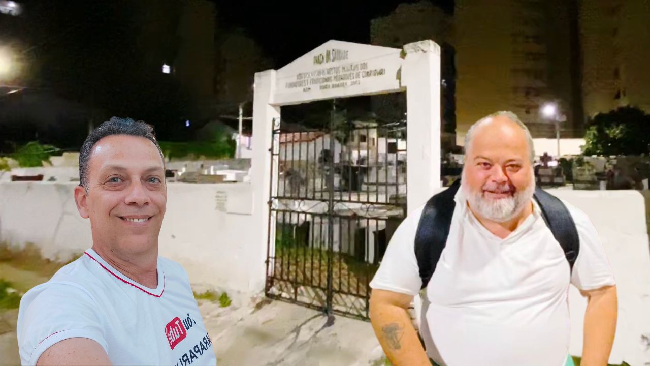 Gladison Perosini e Ektor Almeida diante do port&atilde;o do Cemit&eacute;rio S&atilde;o Jo&atilde;o Batista, &agrave; noite, em Guarapari
