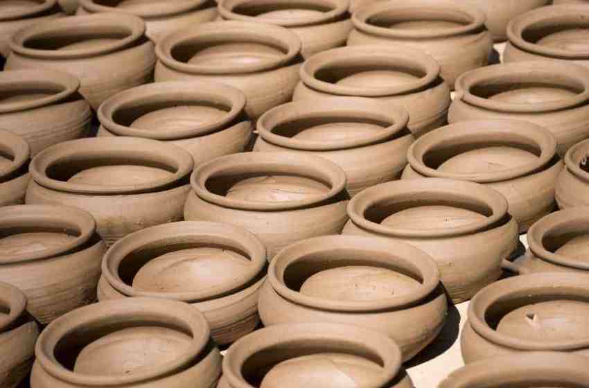 Panelas de barro capixabas ainda cruas, enfileiradas antes da queima
