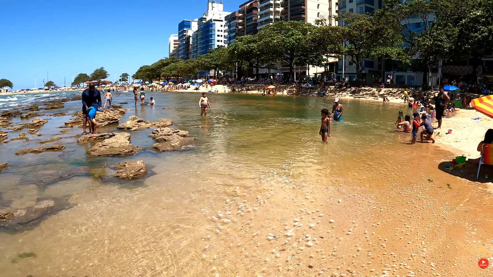 Guarapari com crianças: praias calmas, piscinas naturais e passeios