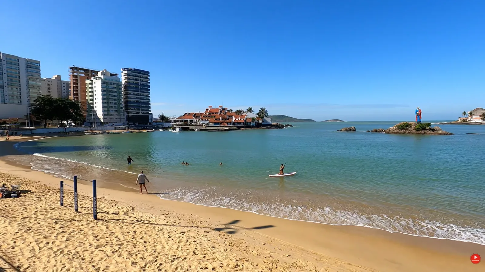Prainha de Muquiçaba, em Guarapari: mar calmo e São Pedro