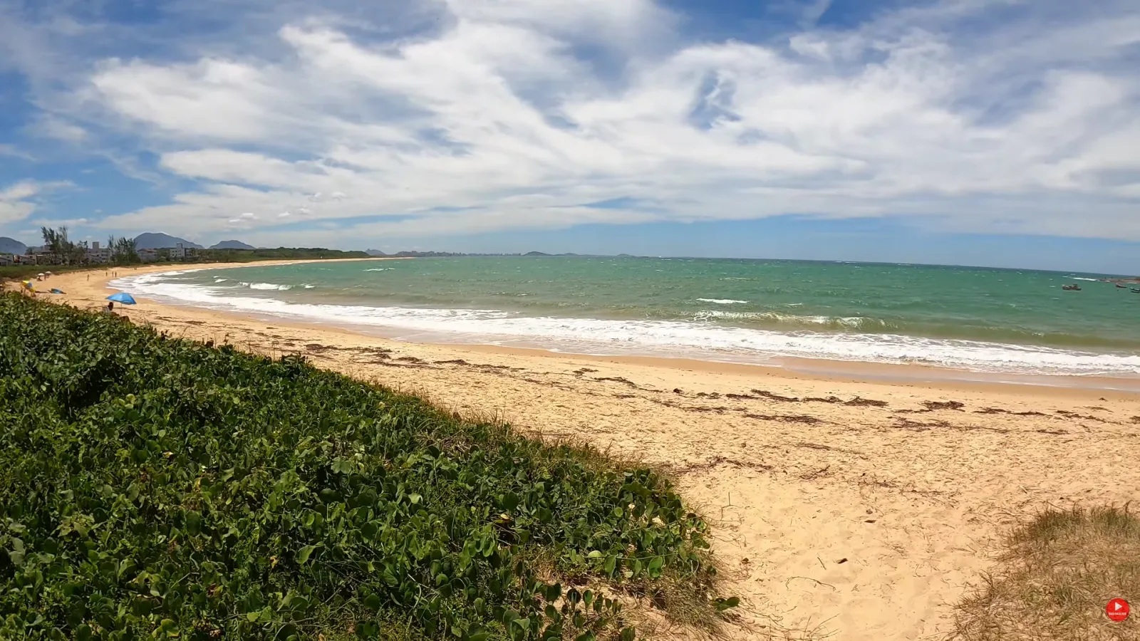 Praia de Guaibura, em Nova Guarapari, com vegeta&ccedil;&atilde;o de restinga e mar aberto