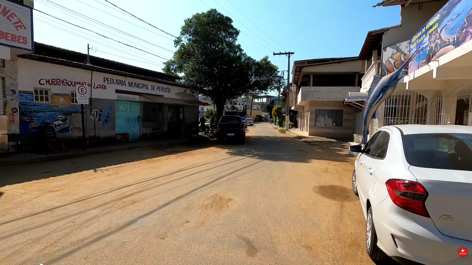 Centrinho da Aldeia de Peroc&atilde;o com a Peixaria Municipal de Peroc&atilde;o e outras peixarias, em Guarapari