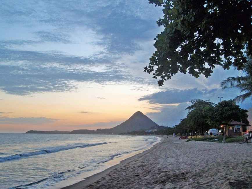 Praia de Pi&uacute;ma ao entardecer, com o Monte Agh&aacute; ao fundo