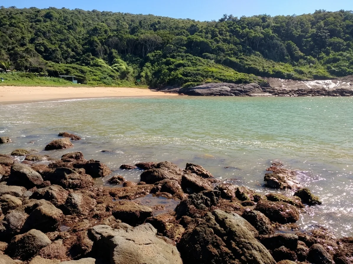 Praia do Ermitão, Guarapari: trilha, piscinas e dicas