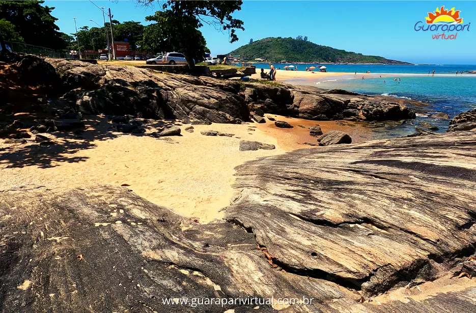 Pequena praia de areia dourada entre pedras, perto da Pedra do Mero, entre a Praia de Setiba e a Praia de Una, em Guarapari