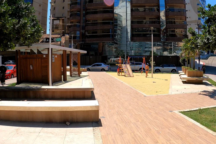 Pra&ccedil;a das Virtudes com quiosque de madeira, piso de tijolinhos e parquinho infantil, no Centro de Guarapari