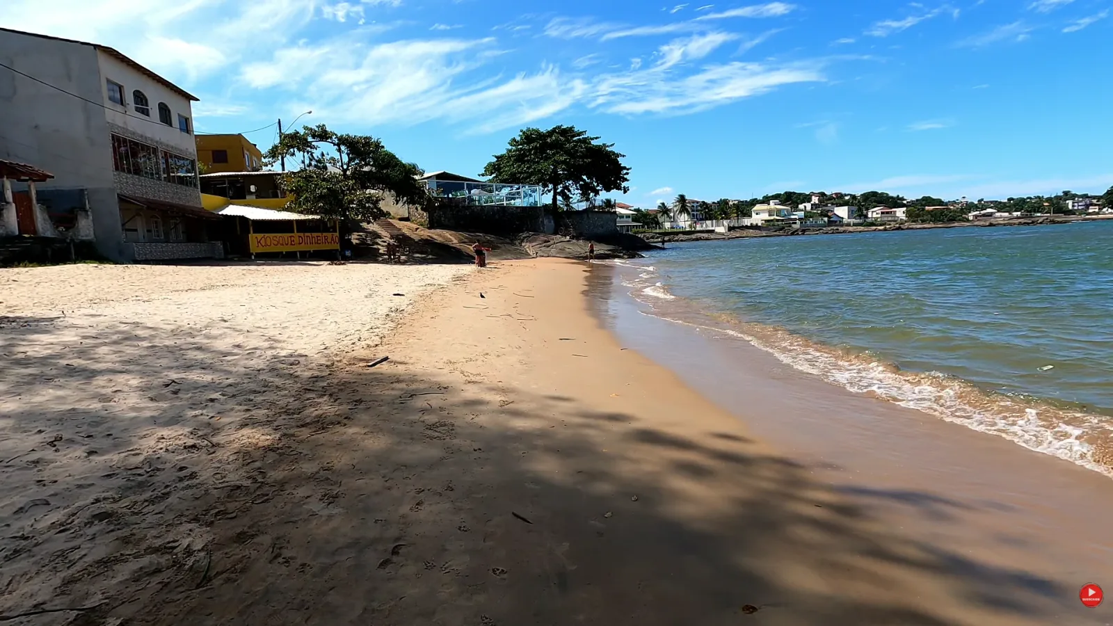 Praia do Boi&atilde;o com casas na beira da areia e o bairro Peroc&atilde;o ao fundo, em Guarapari