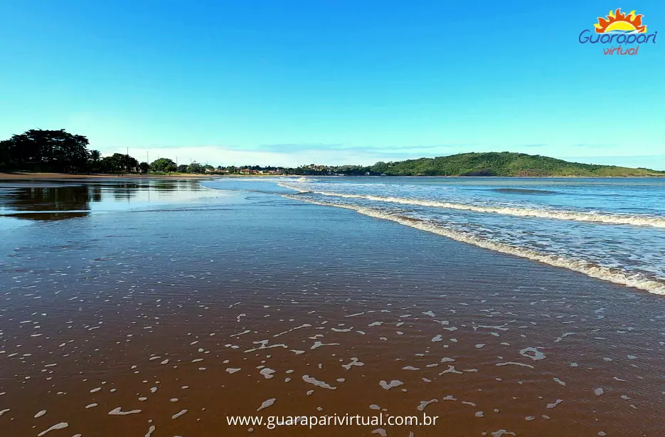 Mar raso e calmo na beira da Praia de Santa M&ocirc;nica, em Guarapari