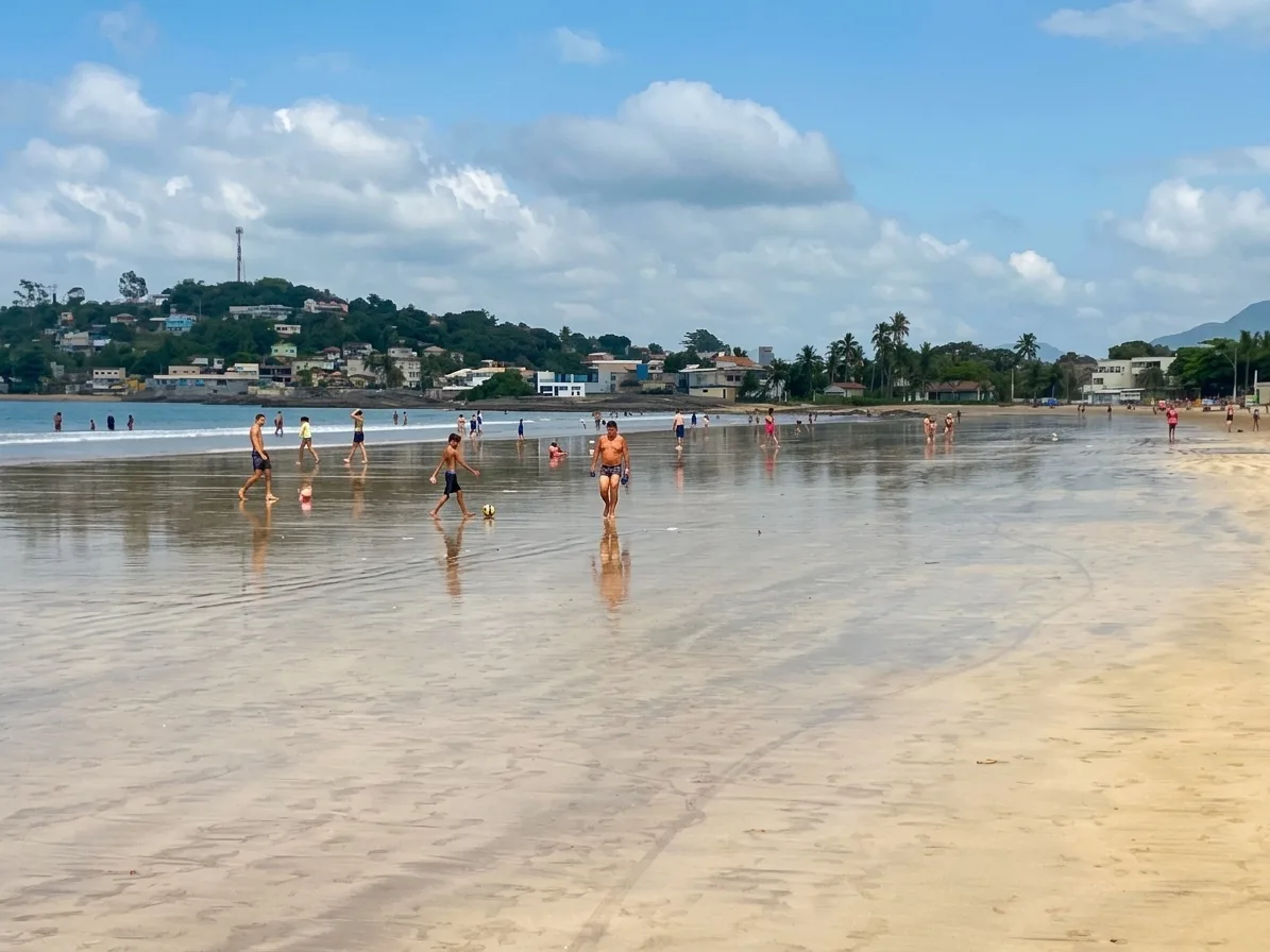 Faixa de areia larga e movimento na Praia de Santa M&ocirc;nica, em Guarapari