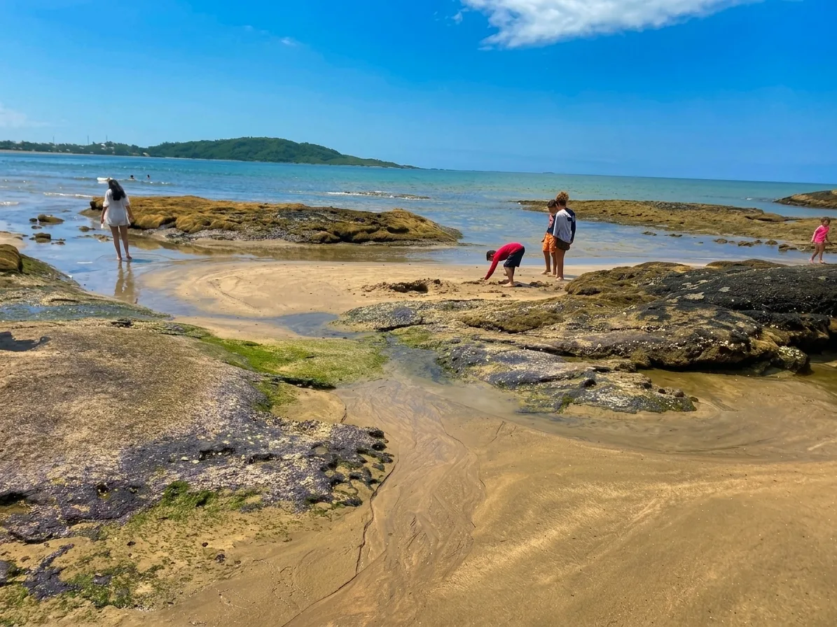 Piscinas naturais formadas na mar&eacute; baixa na Praia de Santa M&ocirc;nica, Guarapari