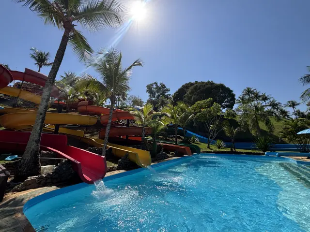 Toboáguas coloridos que terminam direto na piscina no Acquamania, em Guarapari