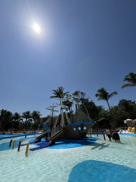 Piscina rasa ao redor do navio pirata no Acquamania, em Guarapari