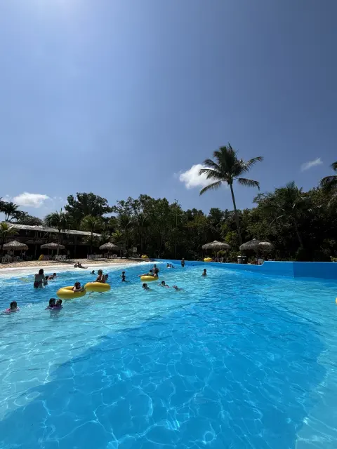 Boias e água azul na piscina grande no Acquamania, em Guarapari