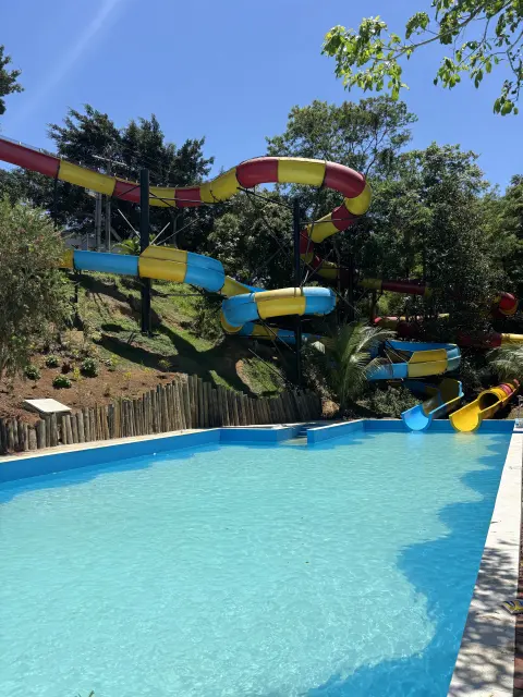 Toboáguas em curva descendo o morro no Acquamania, em Guarapari