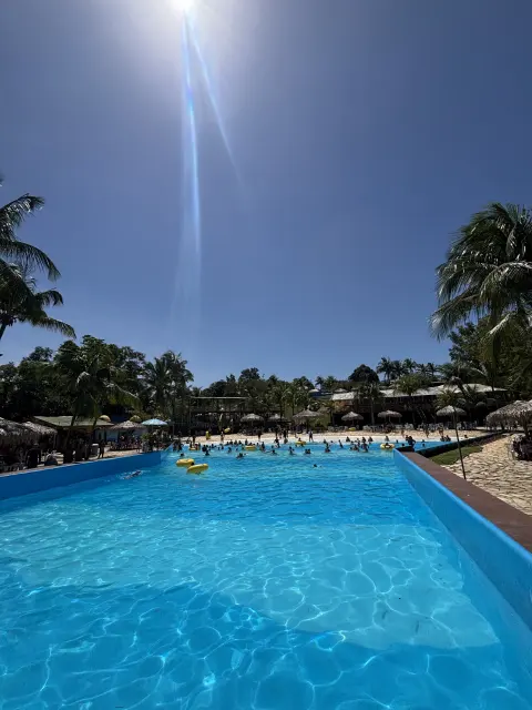 A piscina de ondas num dia de sol no Acquamania, em Guarapari