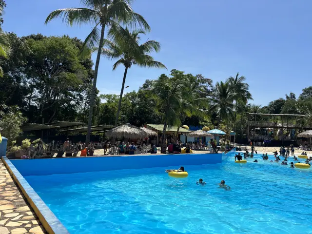 Piscina de Ondas Bacutanga no Acquamania, parque aquático de Guarapari
