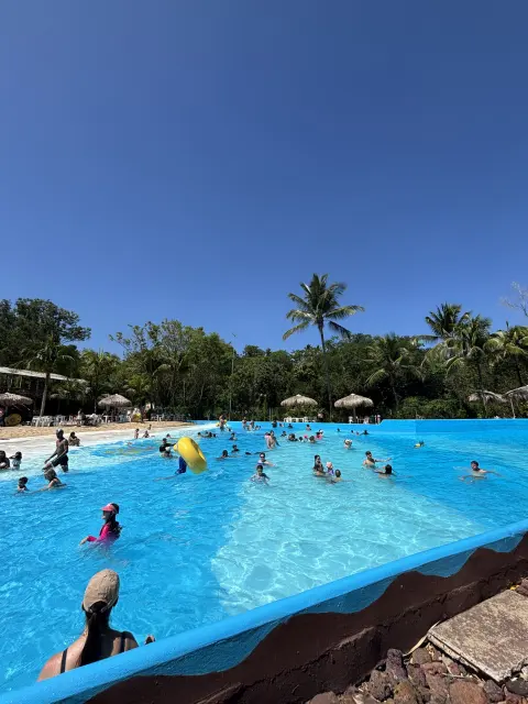 Diversão em família na piscina de ondas no Acquamania, em Guarapari
