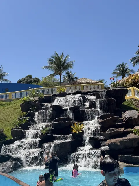 Piscinas e cascatas no Acquamania, parque aquático de Guarapari
