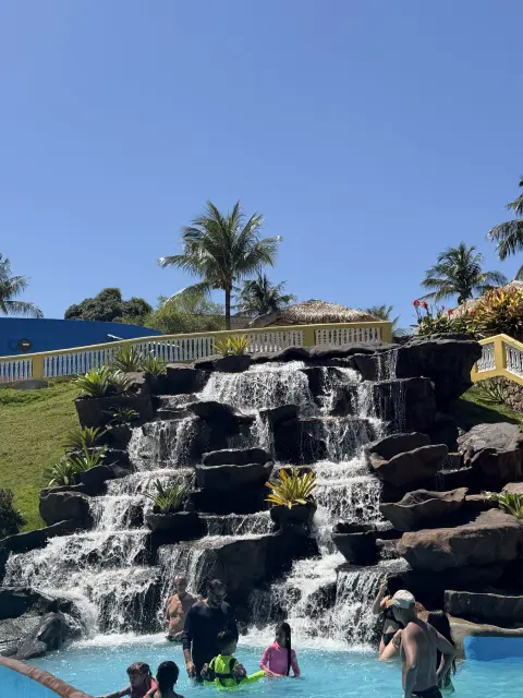 Banho de cascata no meio do parque no Acquamania, em Guarapari